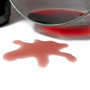 la meilleure solution pour enlever une trace vin de rouge, c'est de la mouiller