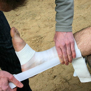 le strapping doit compresser la cheville sans la serrer au point de gêner la