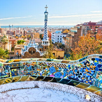 le parc guell de l'architecte antoni gaudi, l'une des merveilles de barcelone.