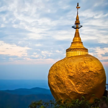 1939002-le-rocher-d-or-au-myanmar.jpg