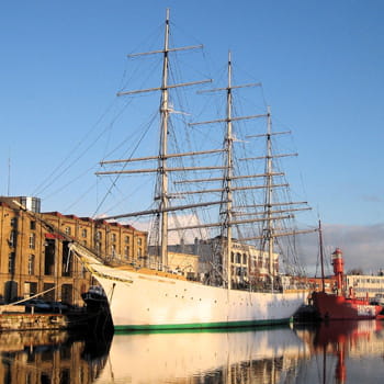 navire-école duchesse anne devant le musée portuaire. 