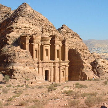 pétra a été créé dans l'antiquité au viiie siècle avant j.-c.par les edomites.