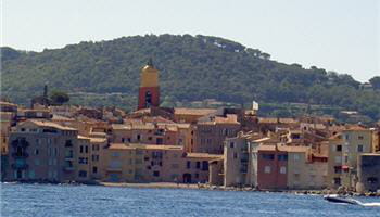 vue sur saint-tropez depuis le pont d'un bateau.