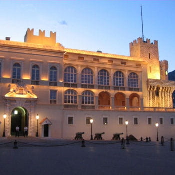 le palais princier de monaco est la résidence de la famille grimaldi.