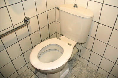 si le niveau de l'eau monte, c'est que les toilettes sont bouchées.