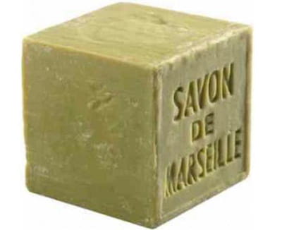 Le liquide transparent du bouton sur la personne