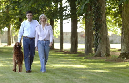 François et penelope Fillon photographiés dans les allées de leur château en mai 2007, alors que François Fillon s'apprête à devenir Premier ministre.