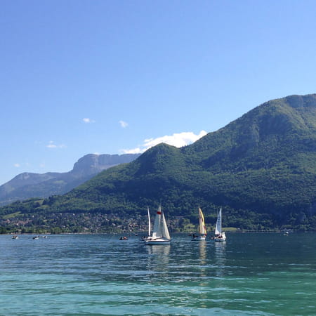 En bateau à voile sur le lac