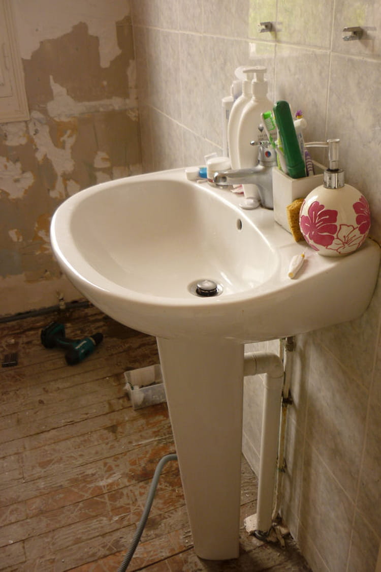 L'ancienne salle de bain en piteux état : la rénovation de la ...