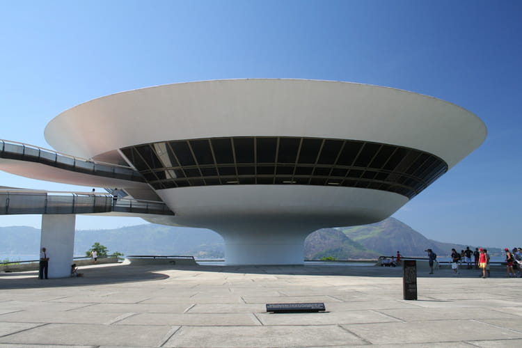 Le musée d'art contemporain de Niterói, un ovni Les 30 bâtiments les plus étranges du monde Le musée d'art contemporain de Niterói, un ovni Les 30 bâtiments les plus étranges du monde
