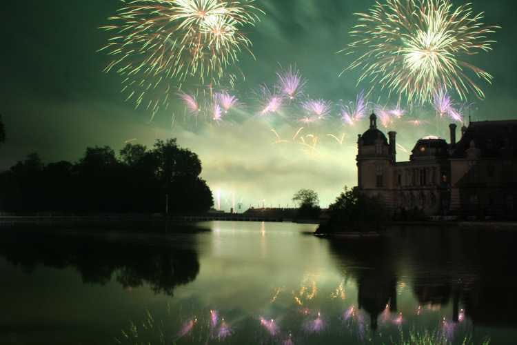 Nuit de Feu de Chantilly Feux d'artifice des couleurs explosives ! Linternaute