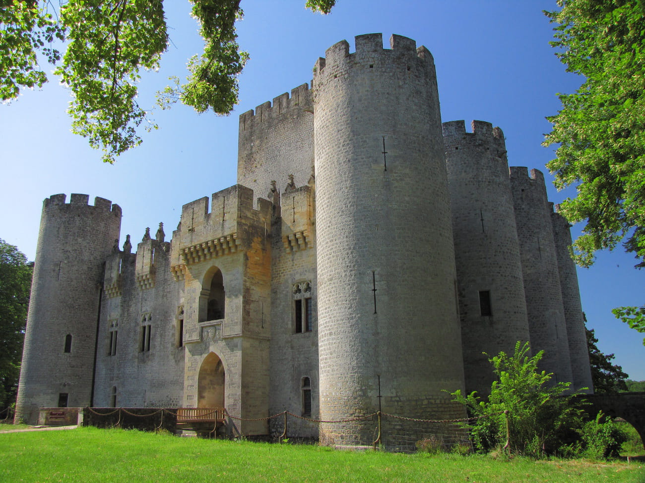 Le château de Roquetaillade La France du Moyen Âge les sites à ne pas manquer Linternaute