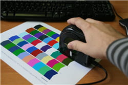 simple et rapide : il suffit de faire glisser la sonde sur la page imprimée.