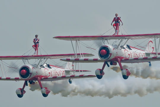 Photo Avion Dans Le Ciel Gris Deux étoiles dans le ciel gris : Wing walkers : les filles du ciel
