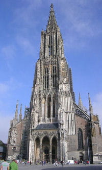 la cathédrale d'ulm en allemagne est la plus grande du monde.
